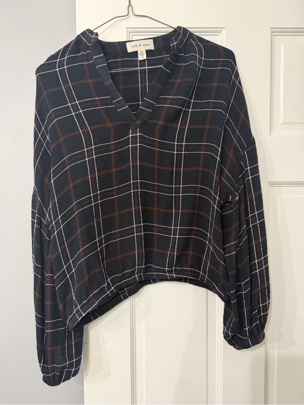 cloth & stone Black Plaid V-Neck Cropped Tunic with Brown & White Windowpane